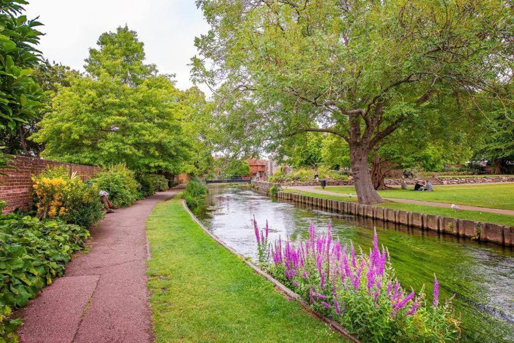The Most Central Apartment In Canterbury Stunning Interiors, Fully Equipped, City Views And Free Wifi! Экстерьер фото